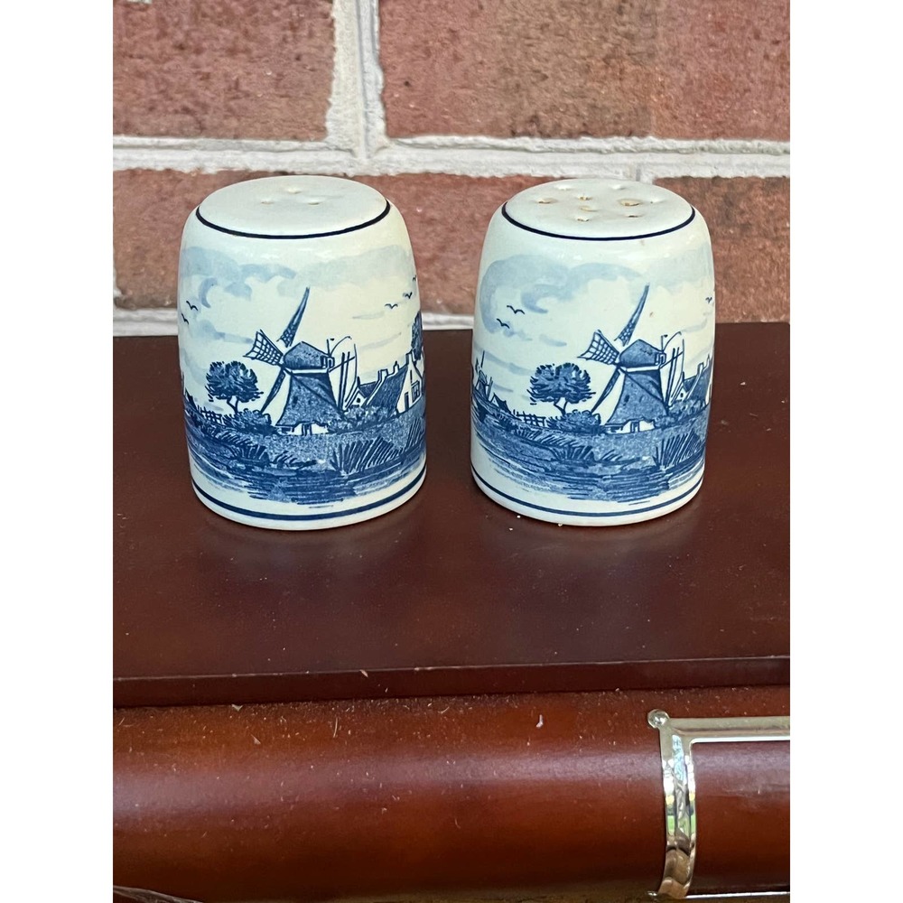 Vintage DISTEL DELFTS Blue Holland Windmill Farm Flower Salt & Pepper Shaker Set